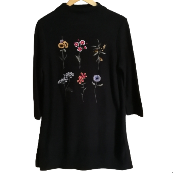 Sweaters - 3/30$ REITMANS Black Floral Embroidery Sweater